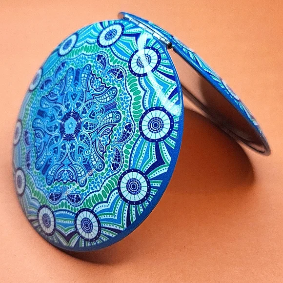 Compact - Picture 2 of 3